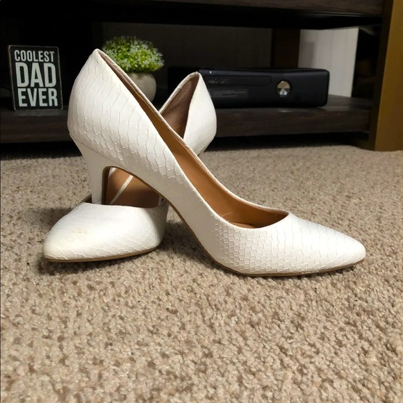 white pumps size 7
